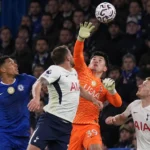 Spelers van Chelsea en Tottenham in duel voor doel tijdens de Londense derby.