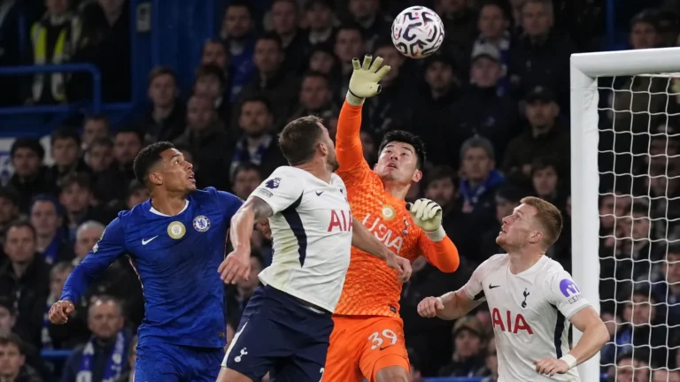 Spelers van Chelsea en Tottenham in duel voor doel tijdens de Londense derby.