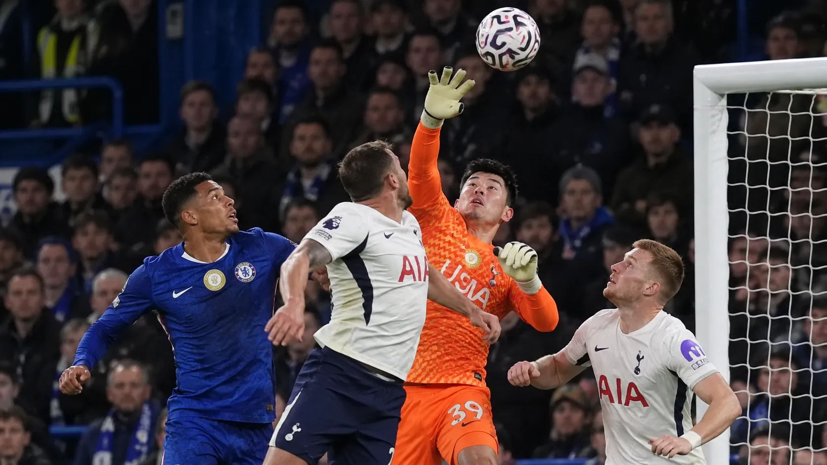 Spelers van Chelsea en Tottenham in duel voor doel tijdens de Londense derby.