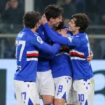 Een groep Sampdoria-spelers viert samen op het veld na een doelpunt.