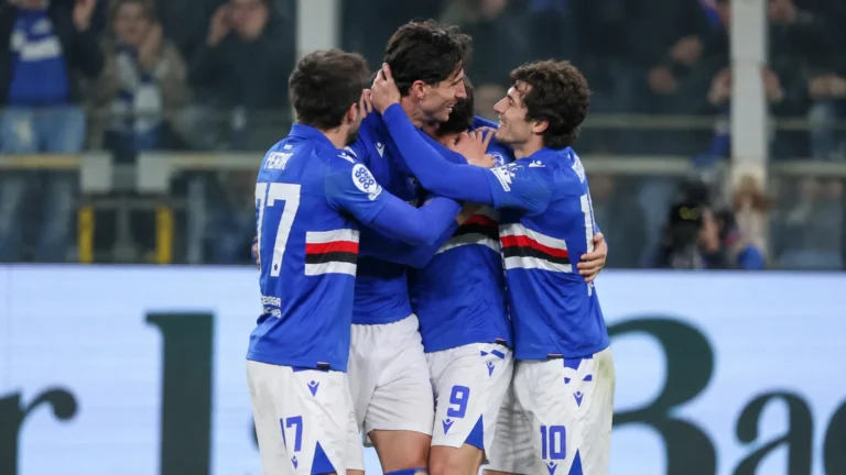 Een groep Sampdoria-spelers viert samen op het veld na een doelpunt.