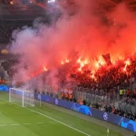 Bezoekende supporters steken vuurwerk af in een tribune tijdens Club Brugge tegen RC Lens.