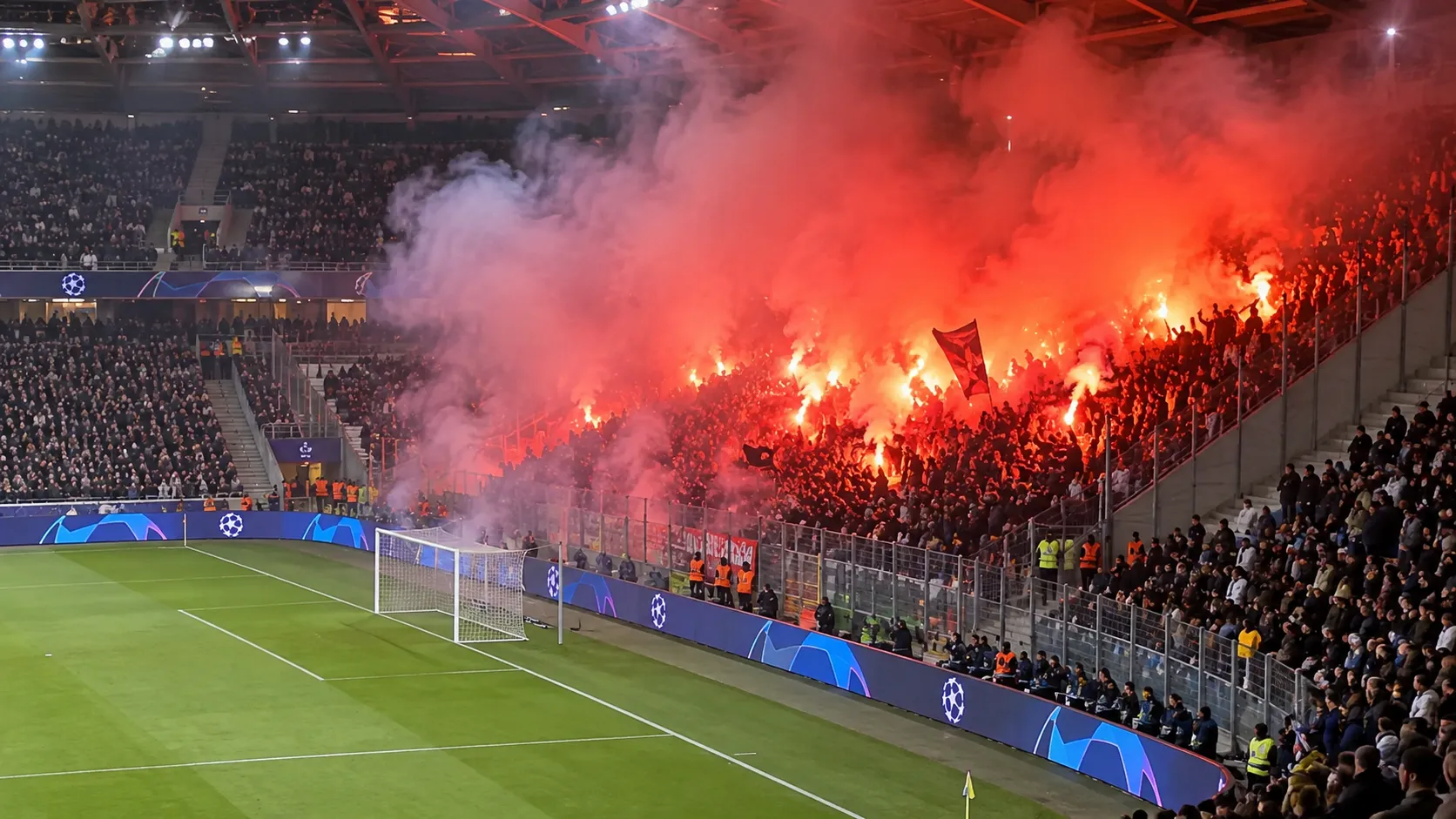 Bezoekende supporters steken vuurwerk af in een tribune tijdens Club Brugge tegen RC Lens.