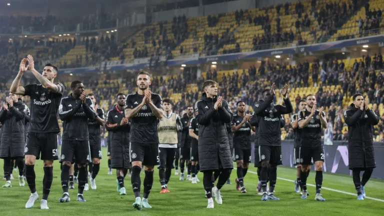 Een groep Anderlecht-spelers en stafleden applaudisseert voor de tribunes na een Europese wedstrijd.