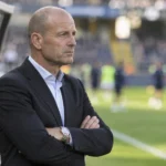 Jess Thorup staat geconcentreerd in de technische zone naast het voetbalveld.