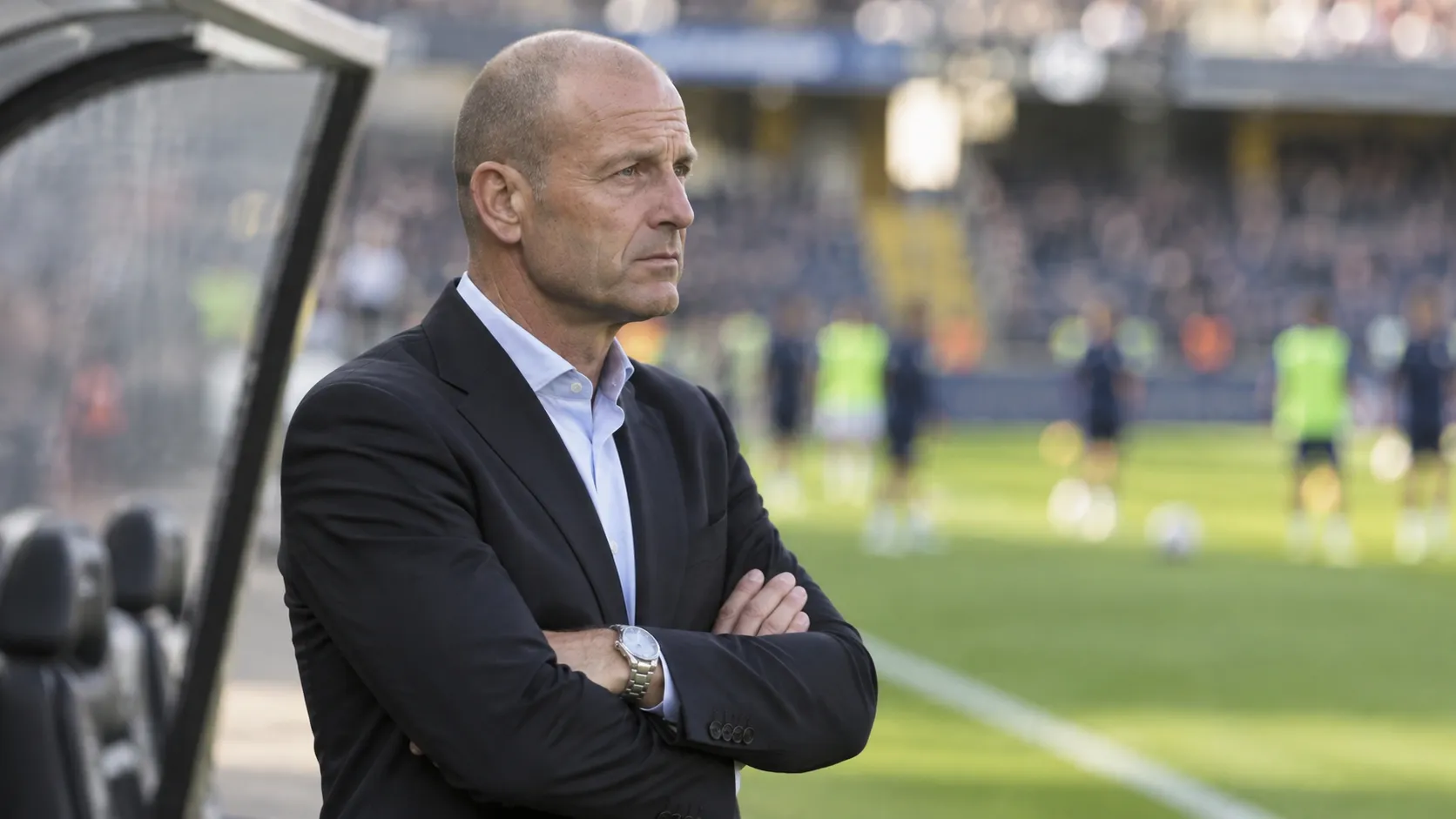 Jess Thorup staat geconcentreerd in de technische zone naast het voetbalveld.