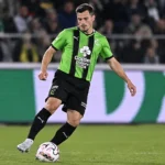 Dante Vanzeir controleert de bal in het groen-zwarte tenue van Cercle Brugge.
