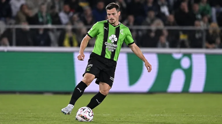 Dante Vanzeir controleert de bal in het groen-zwarte tenue van Cercle Brugge.
