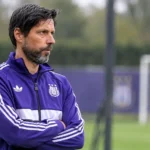 Vitor Bruno in Anderlecht-trainingsjas langs de zijlijn van een trainingsveld.