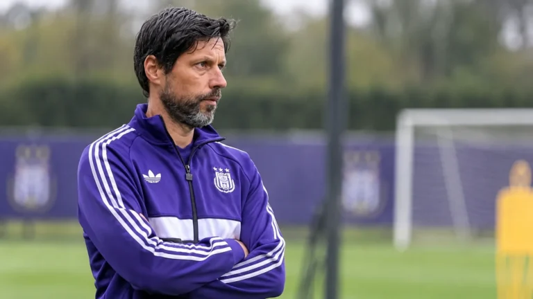 Vitor Bruno in Anderlecht-trainingsjas langs de zijlijn van een trainingsveld.