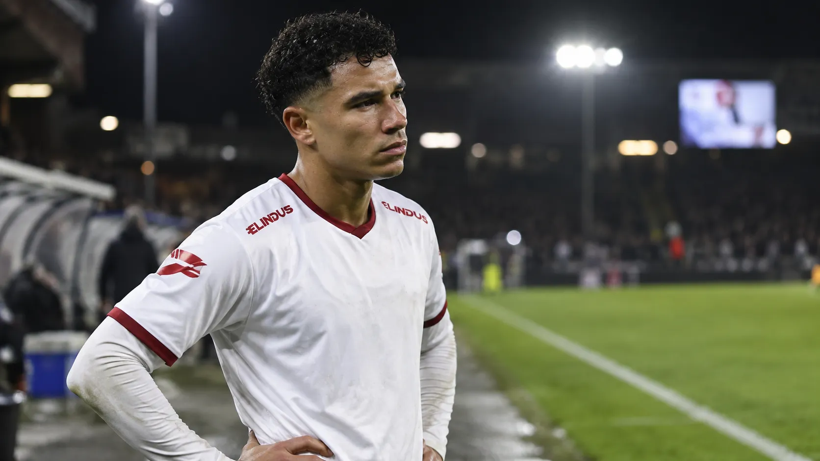Laurent Lemoine van Zulte Waregem staat na de wedstrijd ontgoocheld langs het veld.