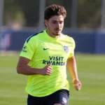 Julián Álvarez tijdens een training van Atlético Madrid in een fel trainingsshirt.