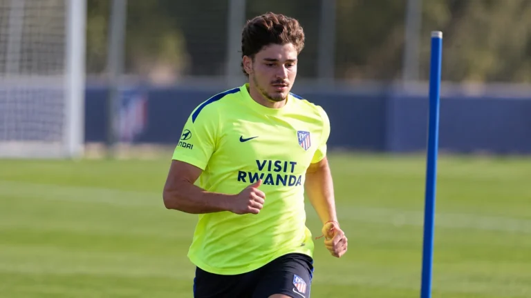Julián Álvarez tijdens een training van Atlético Madrid in een fel trainingsshirt.