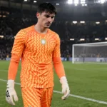 Mike Penders in oranje doelmanstenue van Chelsea na een wedstrijd.