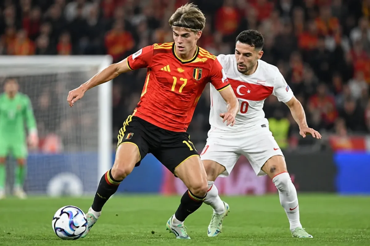 Charles De Ketelaere in actie voor België tijdens een voetbalwedstrijd.