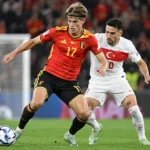 Charles De Ketelaere in actie voor België tijdens een voetbalwedstrijd.