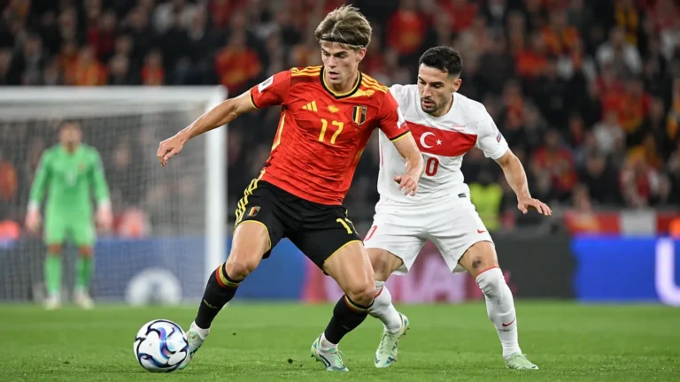 Charles De Ketelaere in actie voor België tijdens een voetbalwedstrijd.