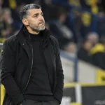 Issame Charaï staat teleurgesteld langs de zijlijn in een Westerlo-stadion.