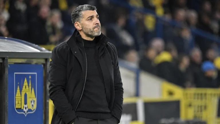 Issame Charaï staat teleurgesteld langs de zijlijn in een Westerlo-stadion.