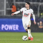 Robin Mirisola van OHL in actie op het veld tijdens regenweer.