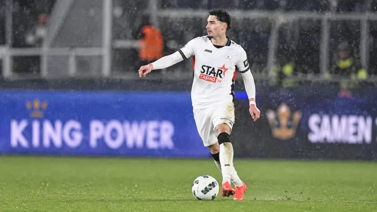 Robin Mirisola van OHL in actie op het veld tijdens regenweer.