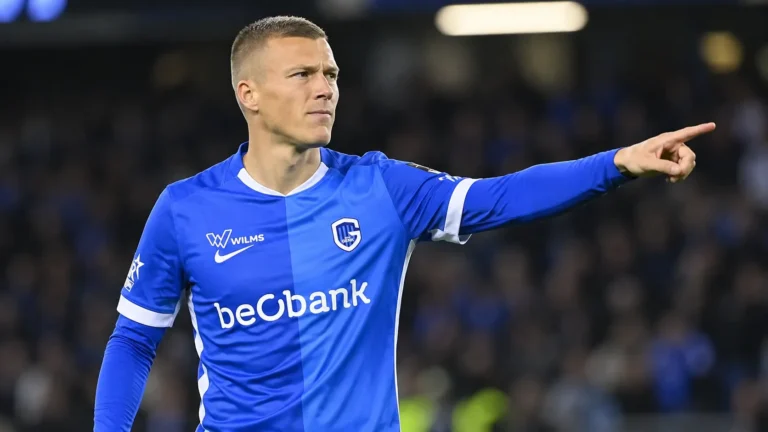 Daan Heymans van KRC Genk reageert op het veld tijdens een wedstrijdmoment.