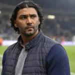 Marvin Compper staat rustig langs de zijlijn van een voetbalveld.