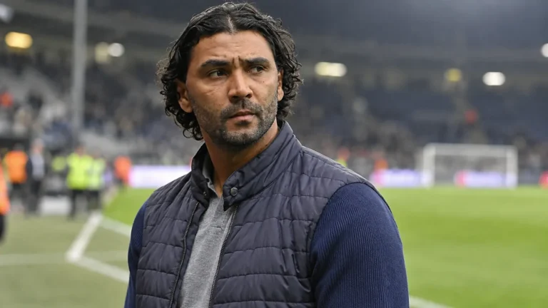 Marvin Compper staat rustig langs de zijlijn van een voetbalveld.