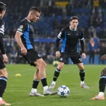 Een groep Club Brugge-spelers warmt op het veld op voor een thuiswedstrijd.