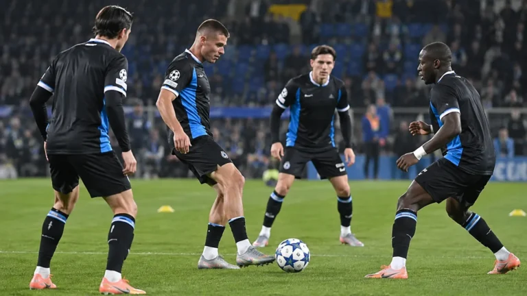 Een groep Club Brugge-spelers warmt op het veld op voor een thuiswedstrijd.