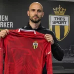 Jens Teunckens poseert als doelman tijdens zijn officiële voorstelling bij Thes Sport.