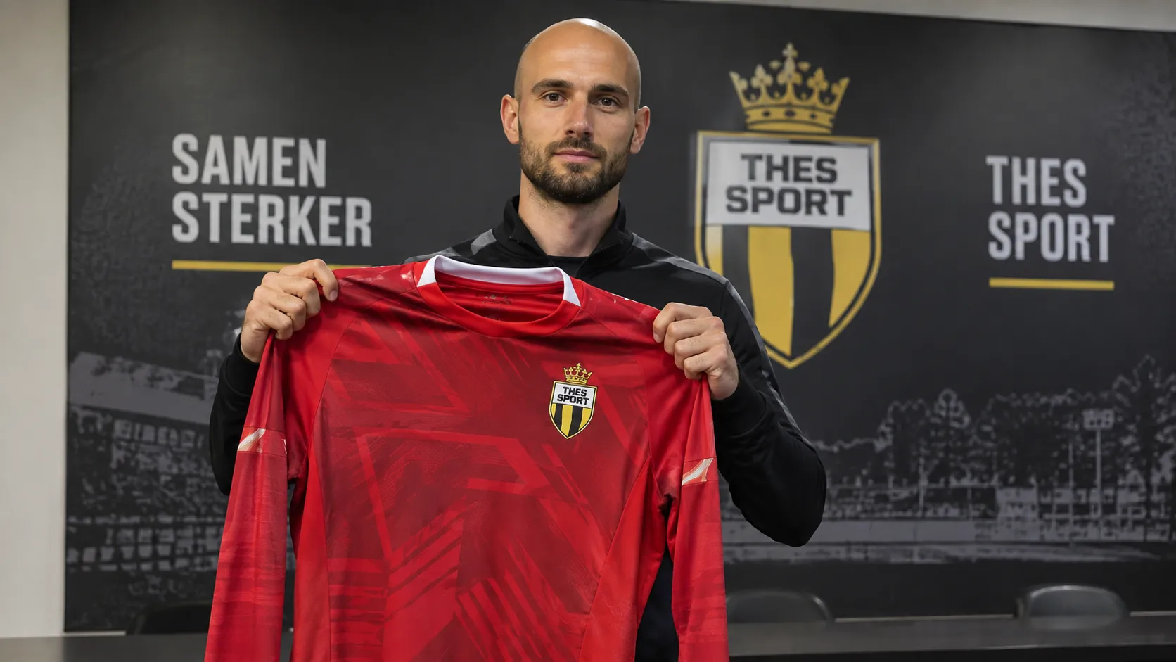 Jens Teunckens poseert als doelman tijdens zijn officiële voorstelling bij Thes Sport.