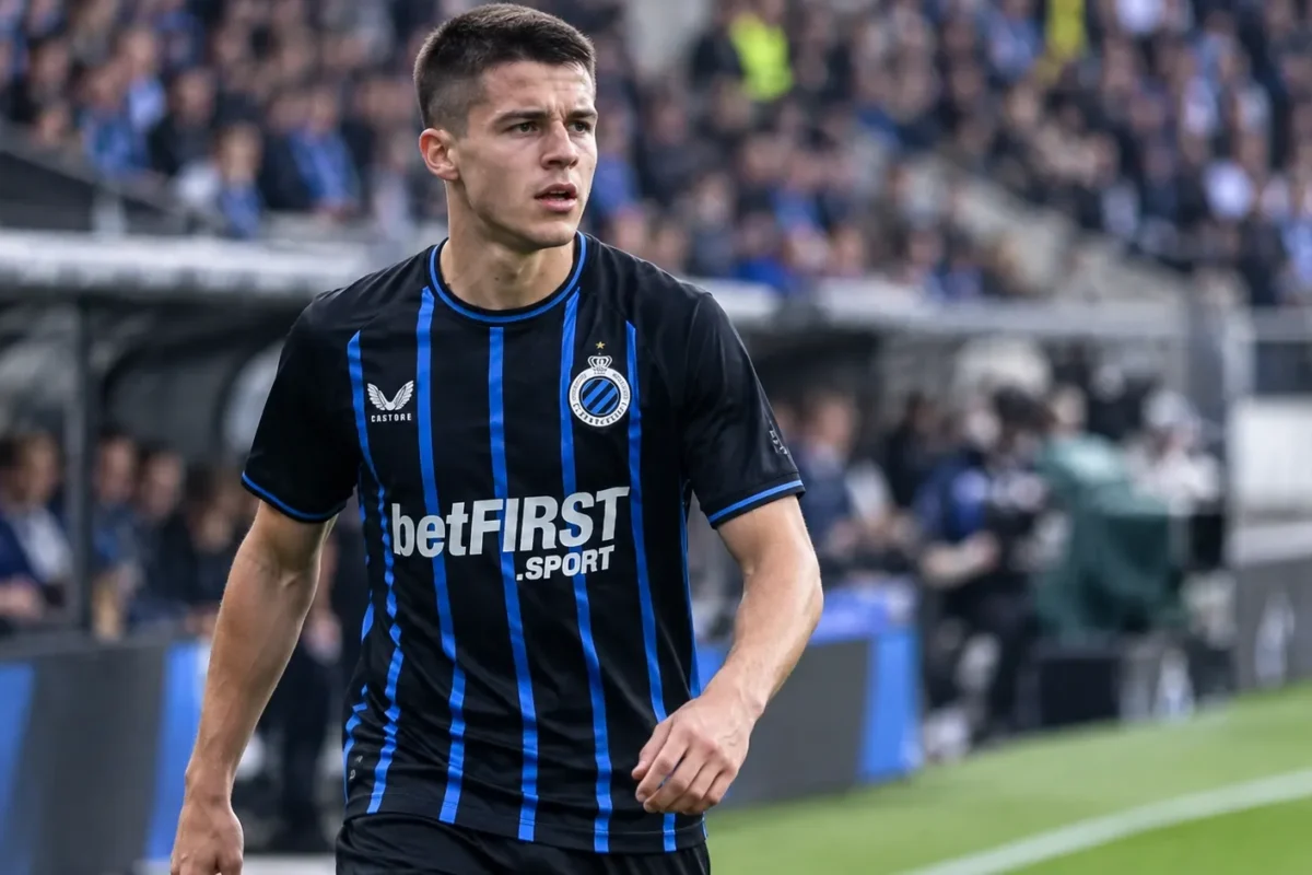 Nicolò Tresoldi in een blauw-zwart wedstrijdshirt langs de zijlijn.