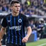 Nicolò Tresoldi in een blauw-zwart wedstrijdshirt langs de zijlijn.