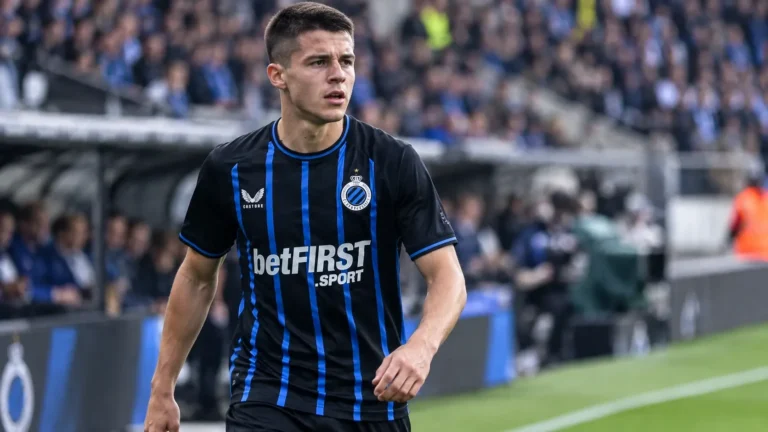 Nicolò Tresoldi in een blauw-zwart wedstrijdshirt langs de zijlijn.