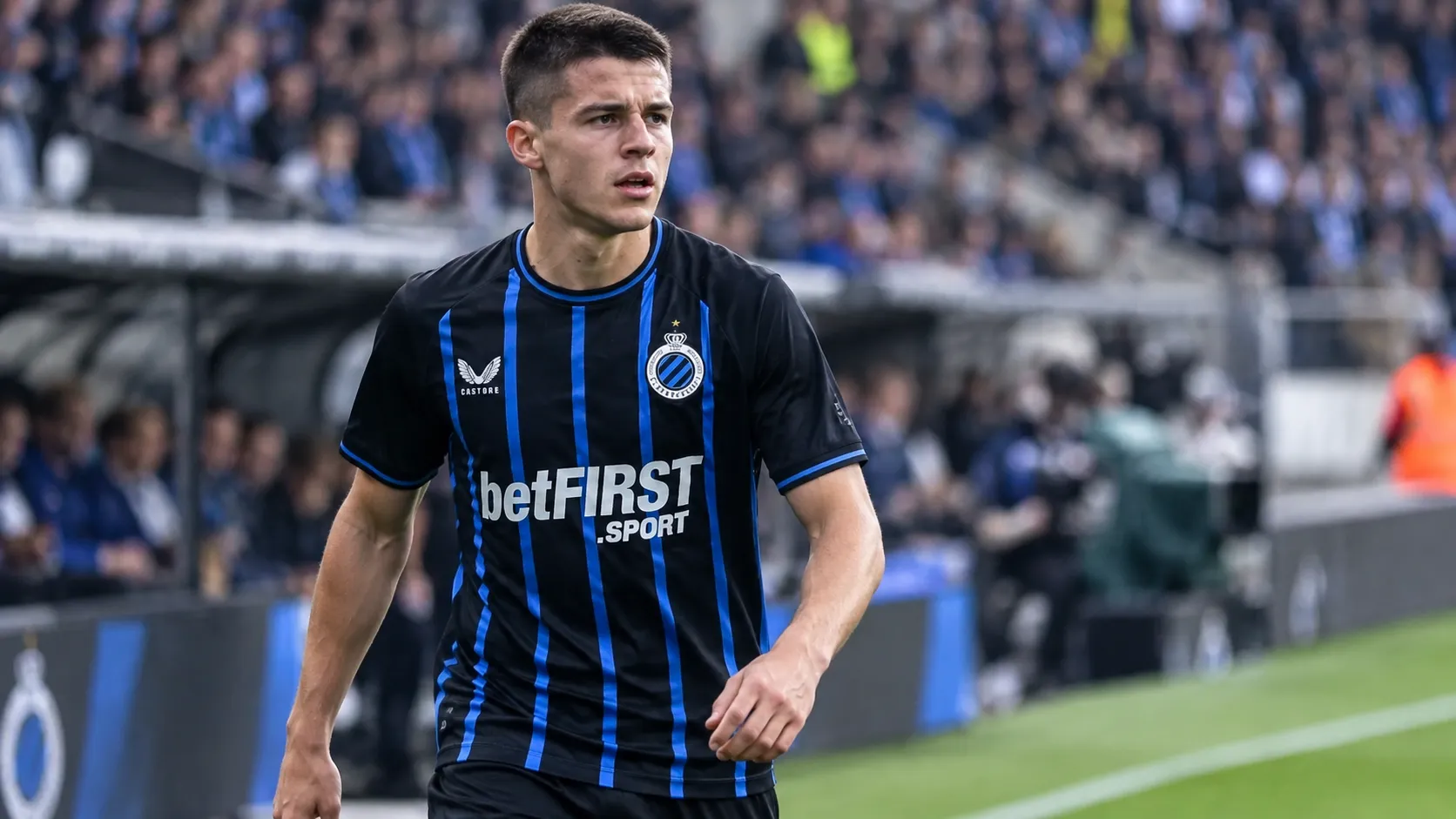 Nicolò Tresoldi in een blauw-zwart wedstrijdshirt langs de zijlijn.