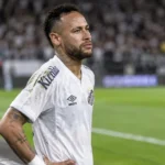 Neymar Jr. reageert zichtbaar gefrustreerd op het veld in het shirt van Santos.