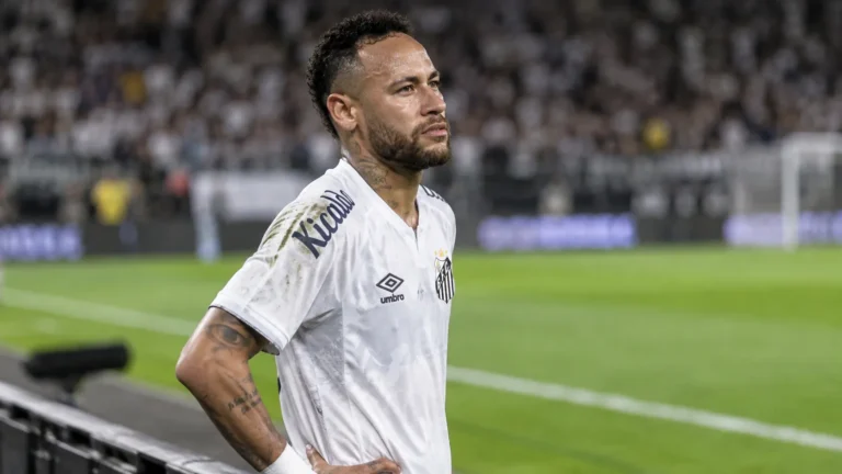 Neymar Jr. reageert zichtbaar gefrustreerd op het veld in het shirt van Santos.