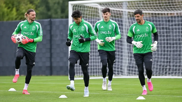 Vier doelmannen van de Rode Duivels tijdens een opwarming op het trainingsveld.