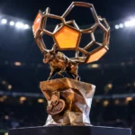 De trofee van de Jupiler Pro League onder stadionverlichting.