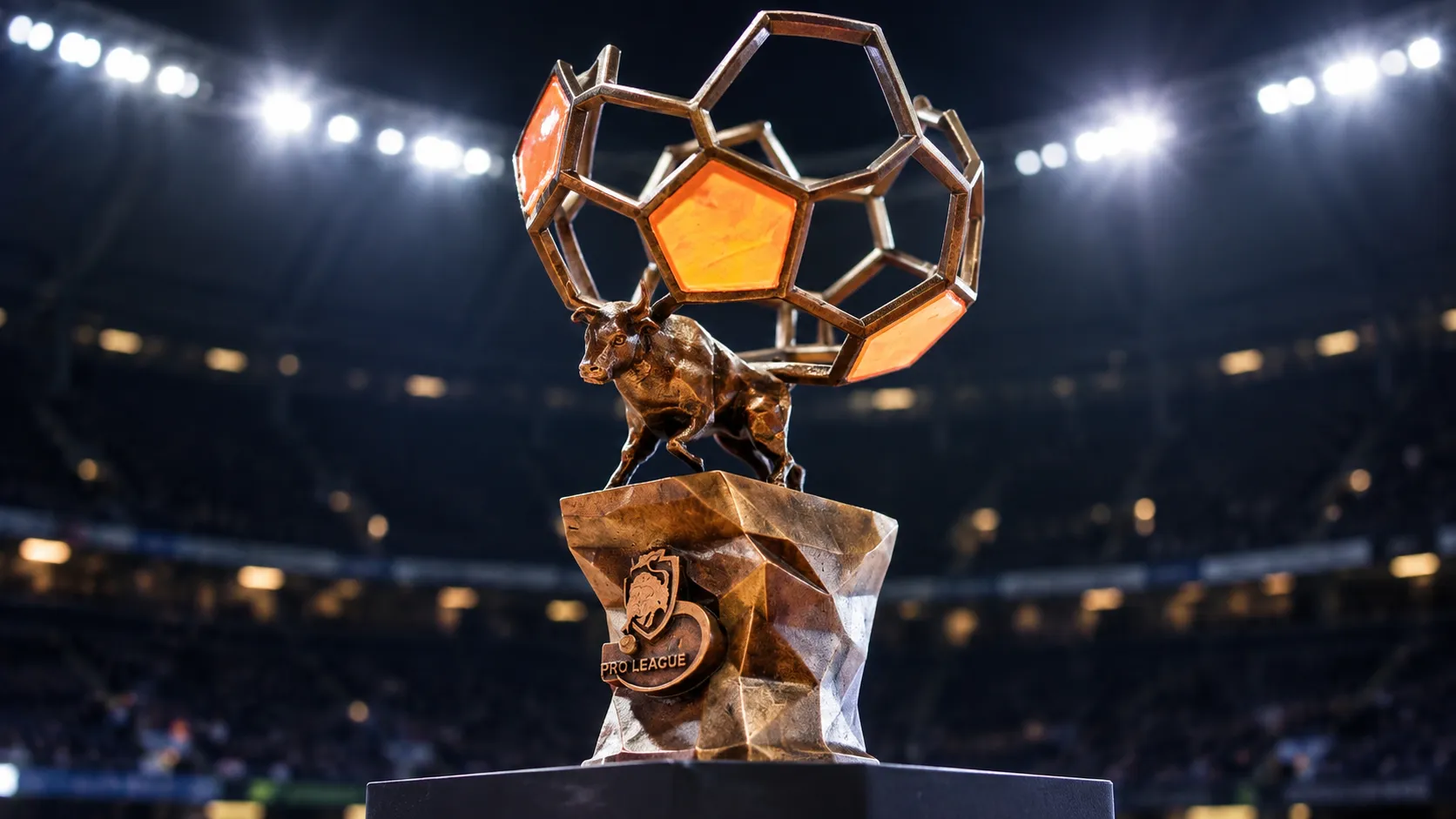 De trofee van de Jupiler Pro League onder stadionverlichting.