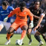Spelers van KRC Genk en Standard in een nieuw dynamisch wedstrijdmoment.