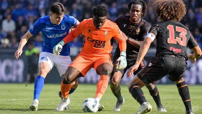 Spelers van KRC Genk en Standard in een nieuw dynamisch wedstrijdmoment.