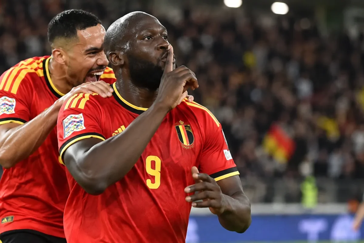 Romelu Lukaku in het rode tenue van België viert op het veld naast een ploegmaat.