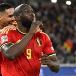 Romelu Lukaku in het rode tenue van België viert op het veld naast een ploegmaat.
