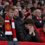 Teleurgestelde Manchester United-supporters op de tribune van Old Trafford na een nederlaag.
