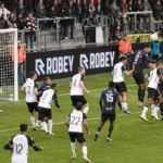 Spelers van KAS Eupen en Beerschot VA vechten voor de bal in het strafschopgebied.