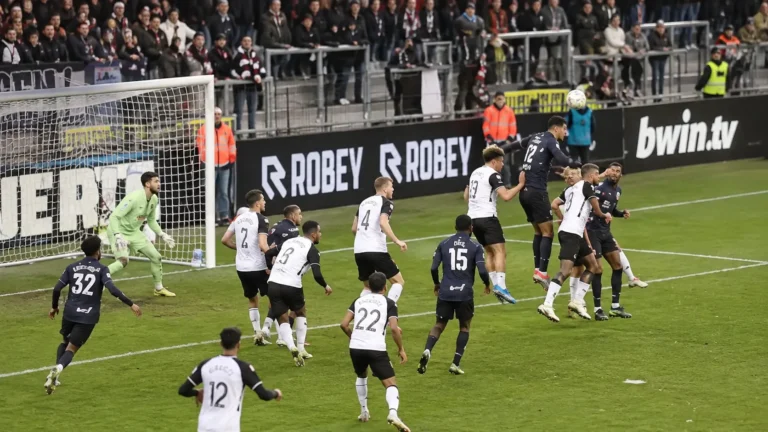 Spelers van KAS Eupen en Beerschot VA vechten voor de bal in het strafschopgebied.