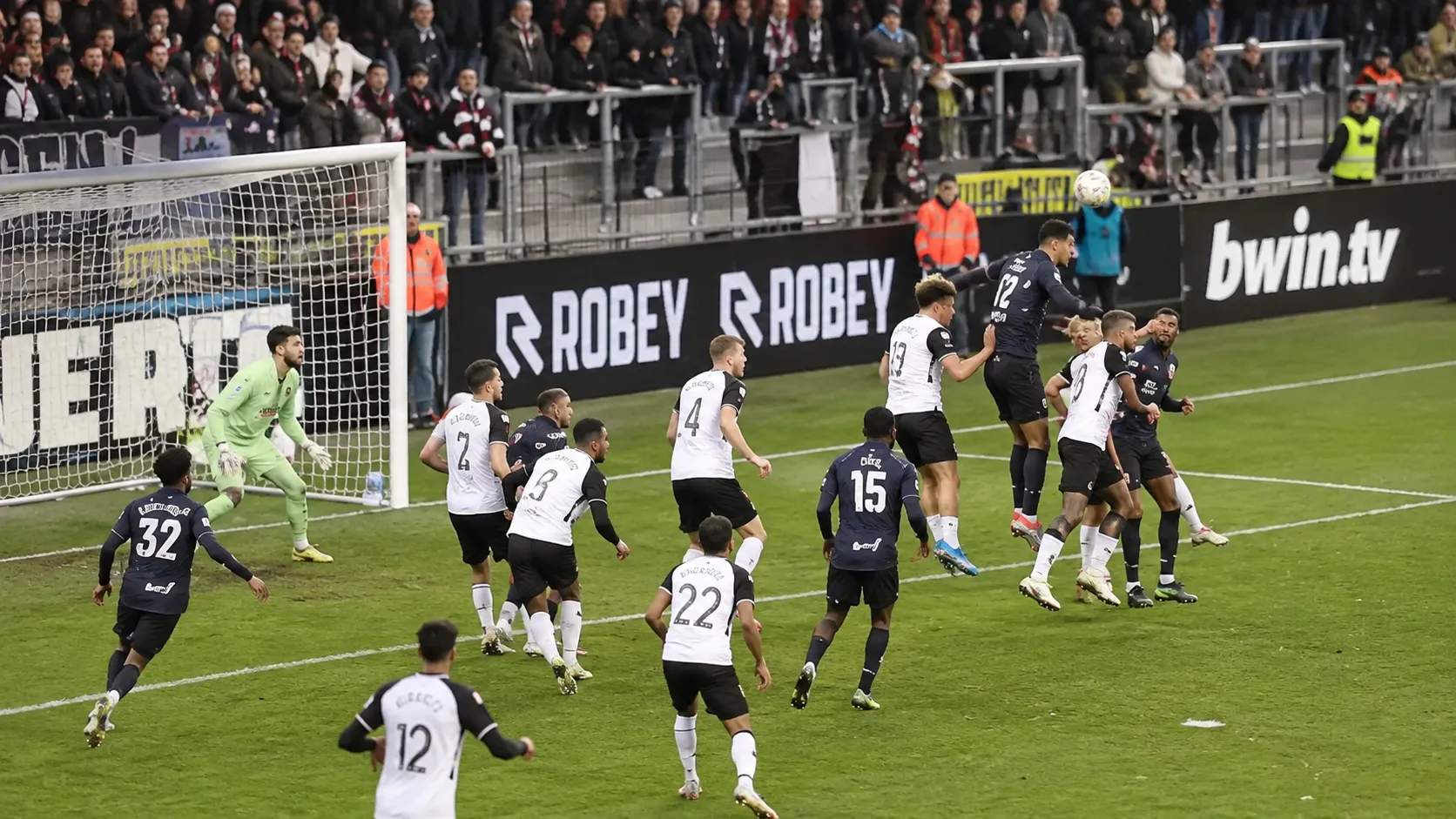 Spelers van KAS Eupen en Beerschot VA vechten voor de bal in het strafschopgebied.