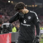 Senne Lammens in het zwarte doelmanstenue van Manchester United na een wedstrijd.